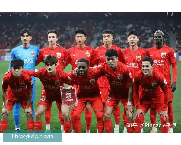 上海海港在近期联赛中表现稳健，逐渐恢复竞争力。