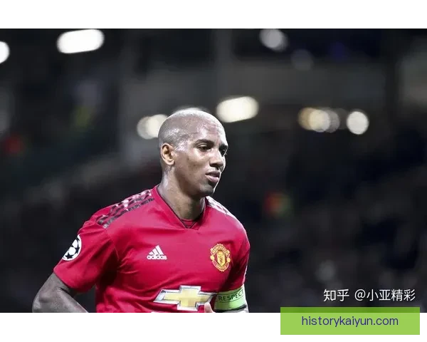 阿什利·扬在本赛季球队中的表现稳健，持续为球队贡献关键助攻与防守力量。